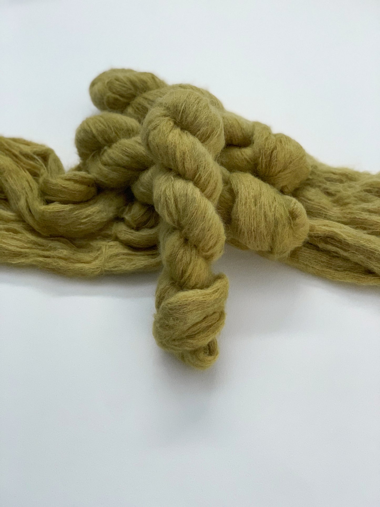 Yeux jaunes sur dentelle à proximité forcée (Suri)