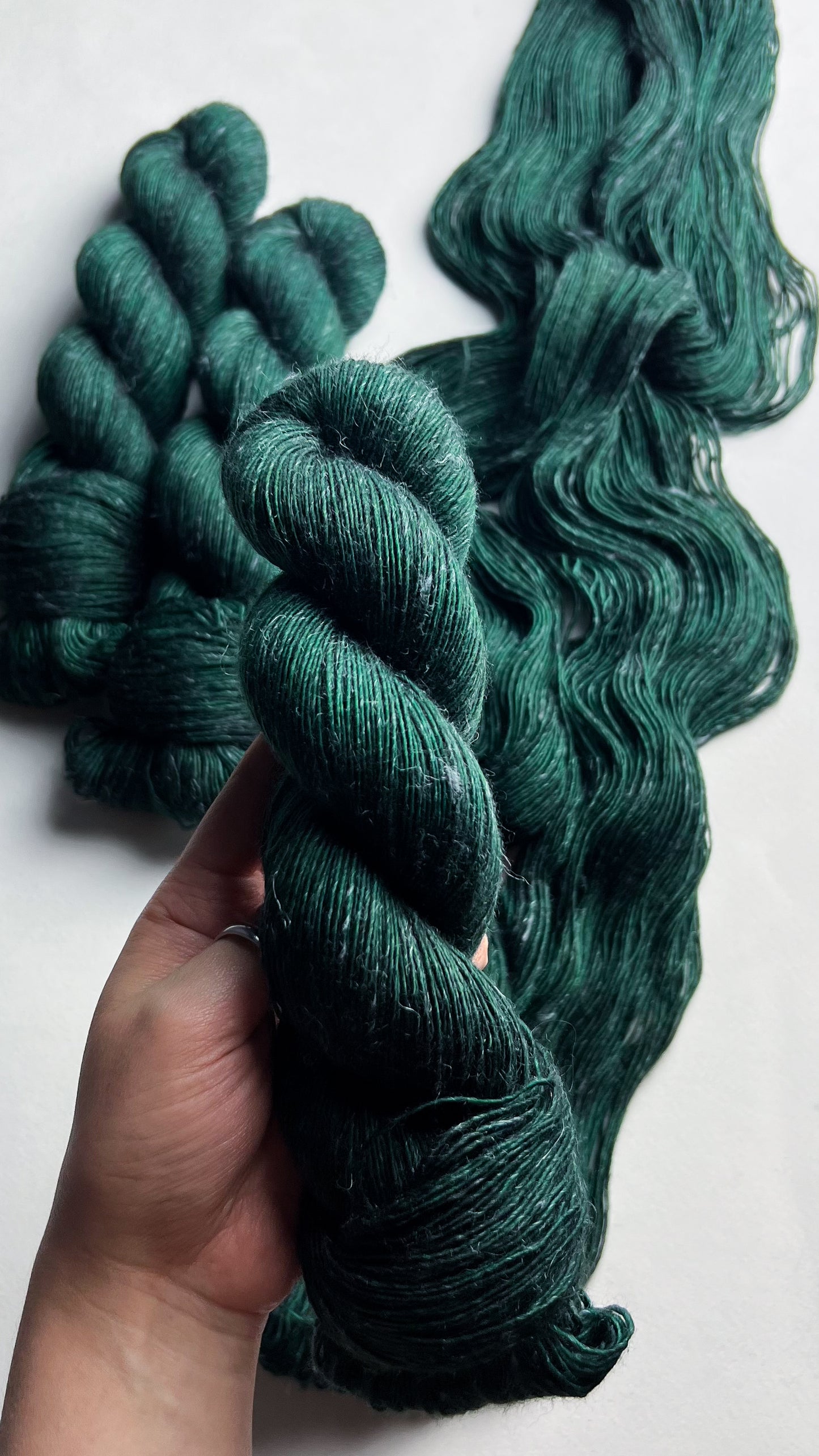 Envy on One Bed (Merino Linen) Fingering