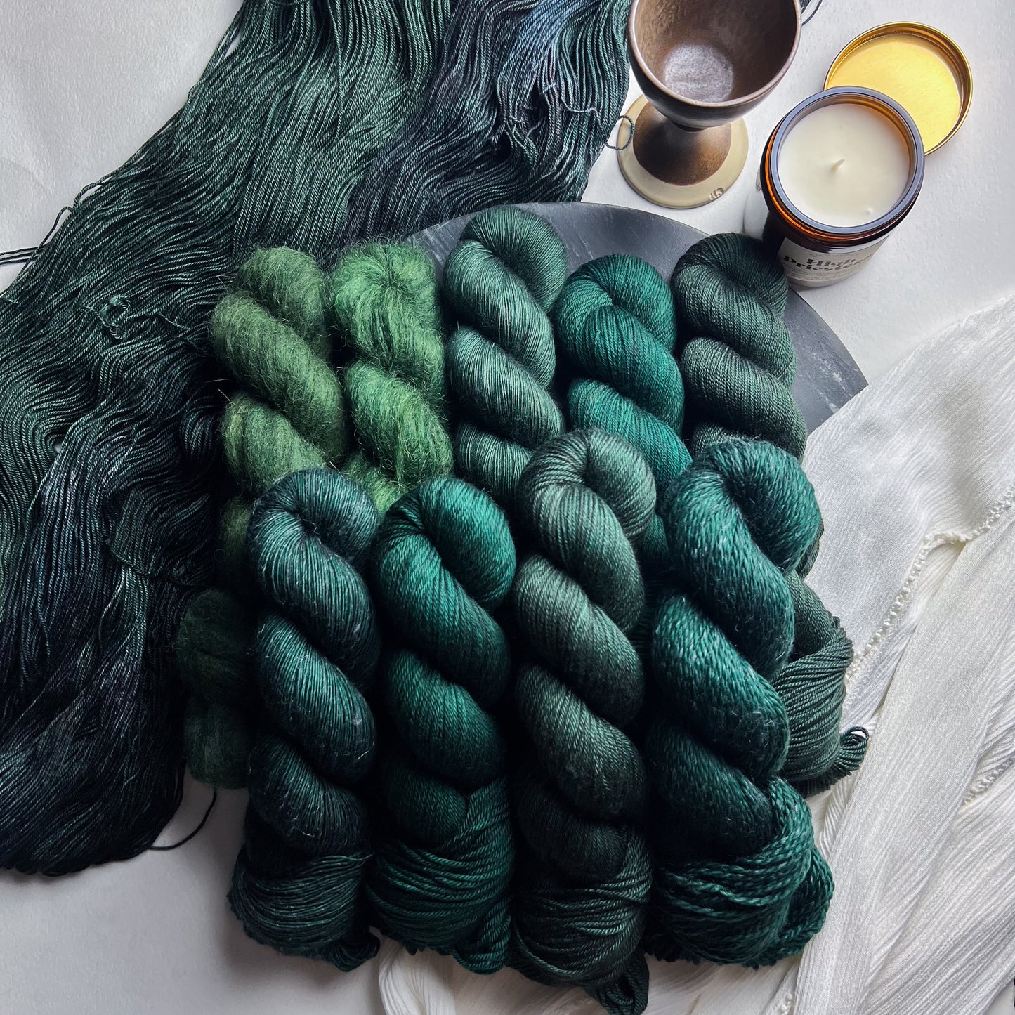 Envy on One Bed (Merino Linen) Fingering